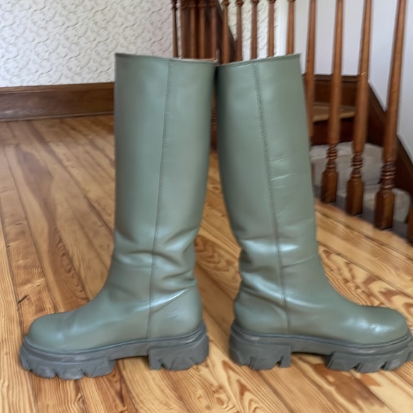 Alohas Katiuska Boot: chunky lug sole knee-high tall leather boots in green - Picture 11 of 12